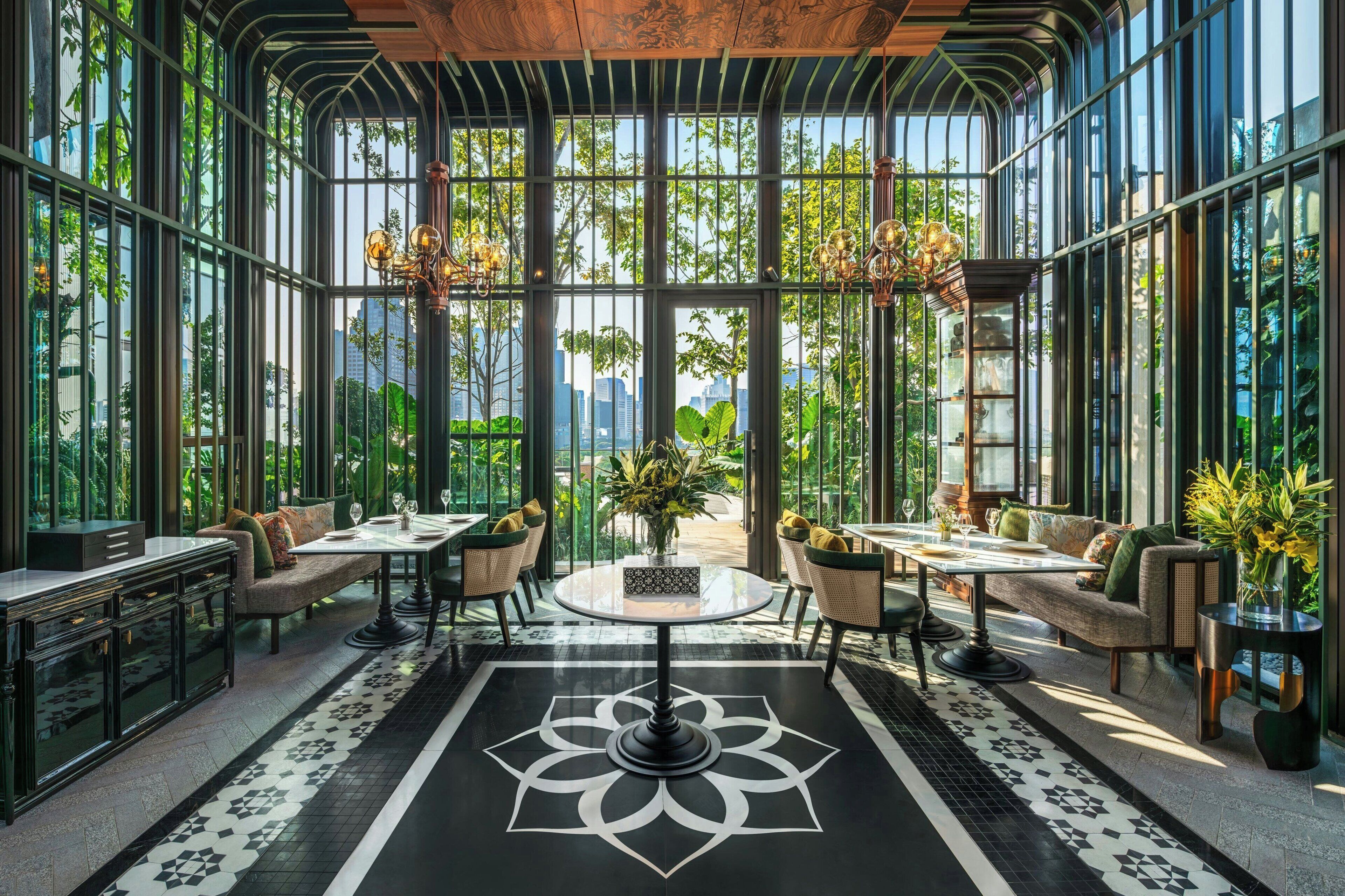 2 restaurantes; se sirven desayunos, almuerzos y cocina internacional 