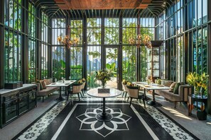 2 من المطاعم، حيث تُقدم وجبات الإفطار، الغداء، العشاء، الأطباق العالمية