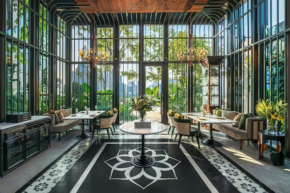 2 restaurants, serveren ontbijt, lunch, diner, internationale gerechten