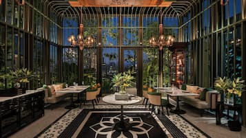 2 restaurants, breakfast, lunch, dinner served; international cuisine