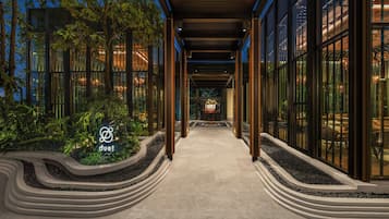 2 restaurants, breakfast, lunch, dinner served; international cuisine