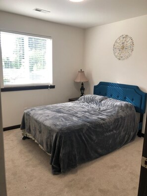 4 bedrooms, desk, iron/ironing board, travel crib - Cozy, lovely, and Charming 4-bedroom building in Everett with WiFi access (Everett)