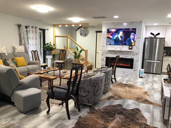 TV connectée, cheminée, jeux vidéo, livres