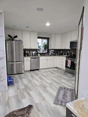 Fridge, microwave, oven, stovetop - Cozy, lovely, and Charming 4-bedroom building in Everett with WiFi access (Everett)