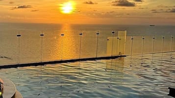 Una piscina al aire libre, una piscina climatizada