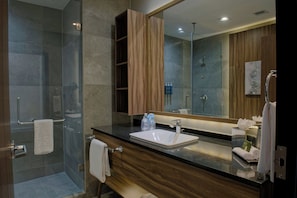 Deluxe kamer, 1 kingsize bed | Badkamer | Een douche, handdoeken, shampoo, toiletpapier