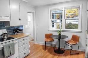 Fridge, microwave, oven, stovetop - Best of Black Mountain - Walk Downtown - 3BR 2 BA (Black Mountain)