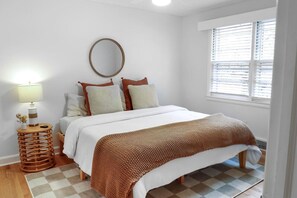 3 bedrooms, desk, iron/ironing board, travel cot - Best of Black Mountain - Walk Downtown - 3BR 2 BA (Black Mountain)