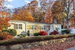 Exterior - Best of Black Mountain - Walk Downtown - 3BR 2 BA (Black Mountain)