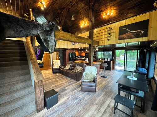 Welcome to Shangri-Lodge.! Your 2 cabin retreat on a family friendly lake.