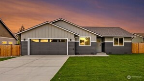 Exterior - Cozy and private 3-bedroom house in pleasant Tacoma with WiFi (Tacoma)