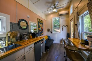 Fridge, microwave, stovetop, coffee/tea maker - The Florio, Tiny Home, River, Hiking, and Rafting! (Sylva)