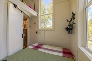 2 bedrooms, desk, iron/ironing board, WiFi - The Florio, Tiny Home, River, Hiking, and Rafting! (Sylva)