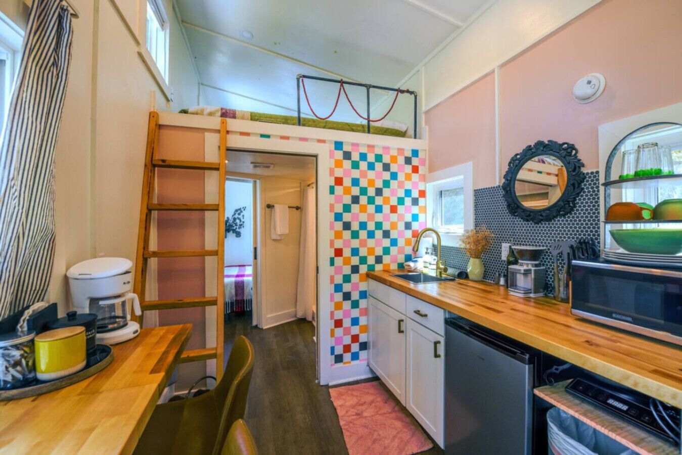 Réfrigérateur, micro-ondes, plaque de cuisson, cafetière/bouilloire