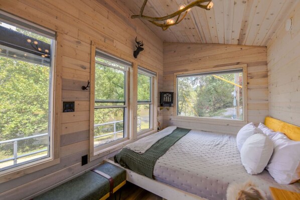 1 bedroom, desk, iron/ironing board, WiFi