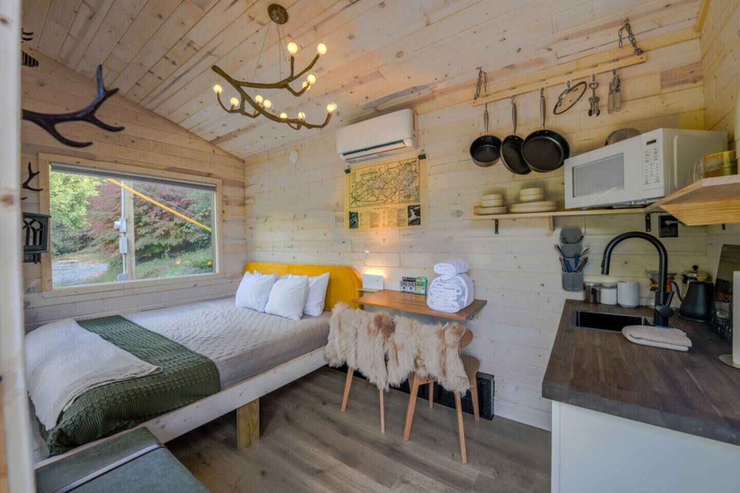 1 bedroom, desk, iron/ironing board, WiFi