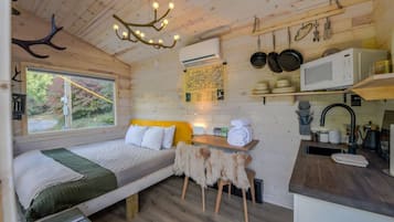 1 dormitorio, escritorio, tabla de planchar con plancha y wifi