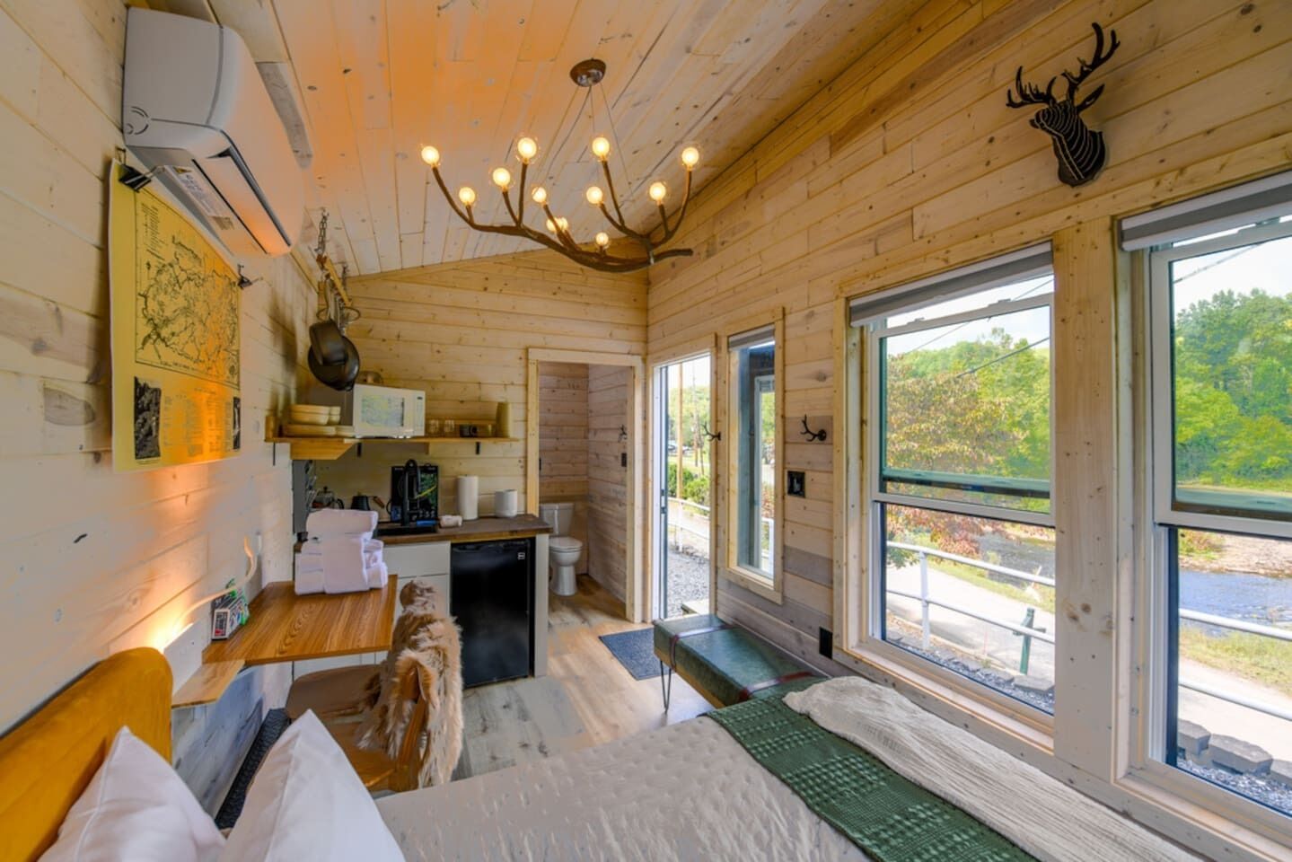 1 dormitorio, escritorio, tabla de planchar con plancha y wifi