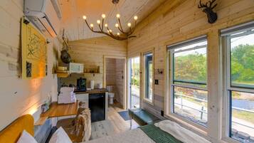 1 dormitorio, escritorio, tabla de planchar con plancha y wifi