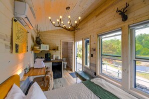 1 bedroom, desk, iron/ironing board, WiFi - Riverfront, Hiking, Fishing, 20 min to Smoky Mtns! (Sylva)