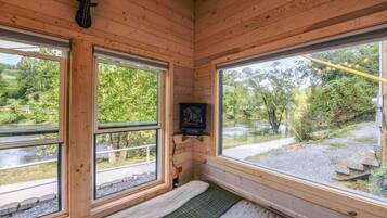 1 habitación, escritorio, tabla de planchar con plancha y wifi