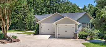 Vineyard Oasis on Lake Keowee