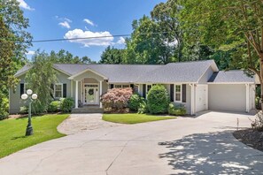 Exterior - Vineyard Oasis on Lake Keowee (Seneca)