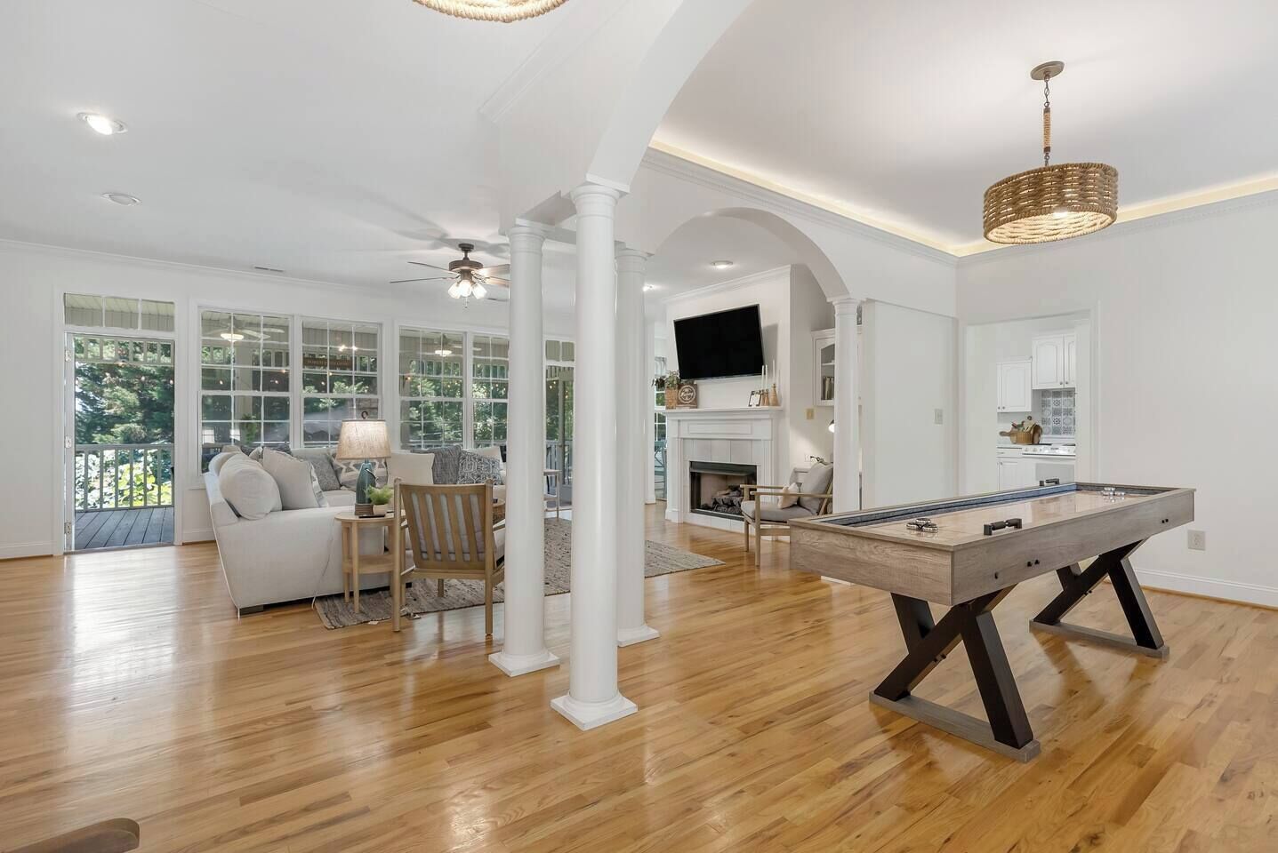 Téléviseur connecté, table de ping-pong