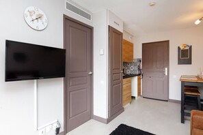 Interior - Bright, modern apartment 2 steps from the sea (Cannes)