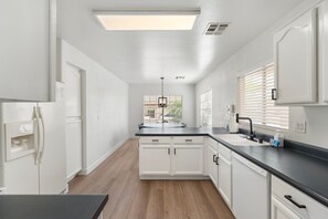 Private kitchen - Wildrose Retreat (Mesa)