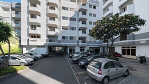 Un estacionamiento de varios pisos con varios automóviles estacionados.