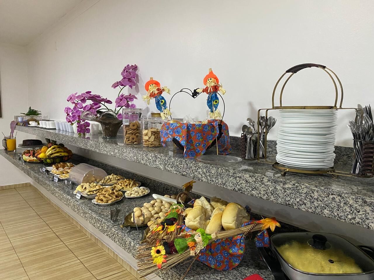 Una mesa de buffet con diversos alimentos y detalles decorativos.