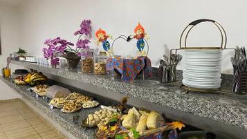 Una mesa de buffet con diversos alimentos y detalles decorativos.