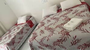 高級四人房 | 筆電工作空間、免費無線上網