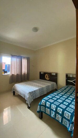 3 chambres, fer et planche à repasser, Wi-Fi, draps fournis