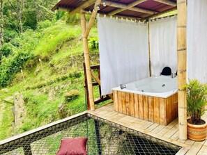 Outdoor spa tub - Bamboo lodge Vista privilegiada a las montañas (Medellín)