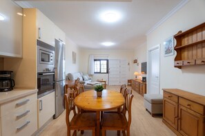Fridge, microwave, oven, coffee/tea maker - Acaymo Sunset Apartment (Candelaria)