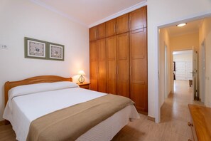 2 soverom, strykejern/-brett, reiseseng for barn og wi-fi