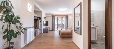 Smart TV y chimenea