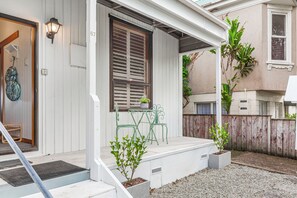 Property entrance - Tranquil Haven 2 BR and 1.5 BA Home Zodiak Stays (Auckland)