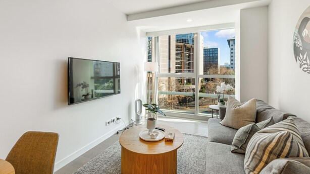 TV - Chic Central Apt with Gym and Pool by Zodiak Stays (Auckland)