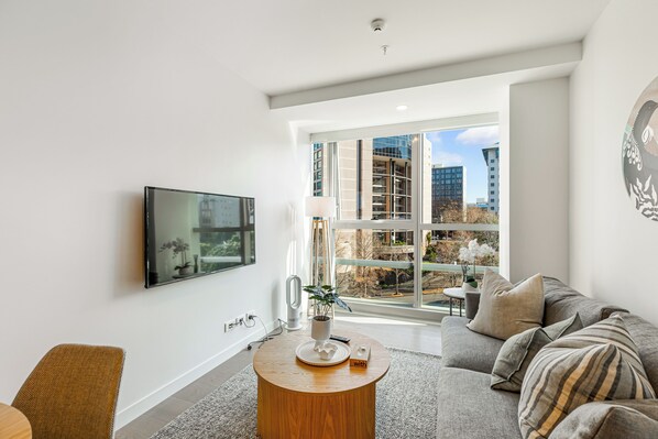 TV - Chic Central Apt with Gym and Pool by Zodiak Stays (Auckland)