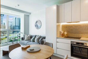 Apartment | In-room dining - Chic Central Apt with Gym and Pool by Zodiak Stays (Auckland)