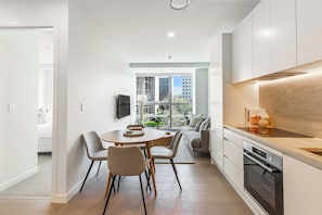 Interior - Chic Central Apt with Gym and Pool by Zodiak Stays (Auckland)