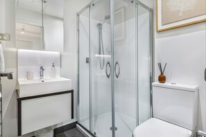 Apartment | Bathroom | Shower, towels, soap, shampoo - Stylish+Modern Unit - Balcony & Pool Zodiak Stays (Auckland)