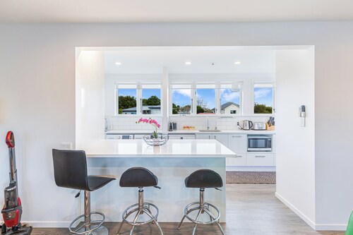 Ellerslie 3BR House | Fresh Reno | Zodiak Stays