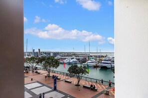 View from property - Viaduct Harbour Views w/ Free Parking-Zodiak Stays (Auckland)