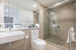Apartamento | Baño | Ducha, secador de pelo, toallas y jabón