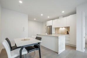 In-room dining - Modern Bright Central Apartment by Zodiak Stays (Auckland)