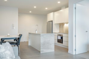 In-room dining - Modern Bright Central Apartment by Zodiak Stays (Auckland)